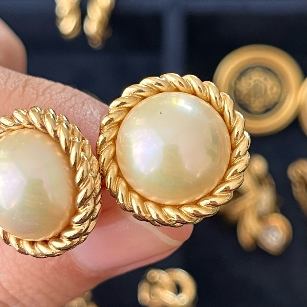 Authentic Vintage Dior Classic Round Pearl Braided Gold Edge Clip-On Earrings - Picture 4 of 8